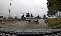Bursa'da otomobil yağmurda böyle spin attı!
