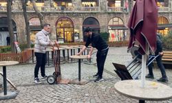 Bursa’daki tarihi Kozahan’da masa ve sandalyeler kaldırıldı, avlu boşaltıldı