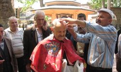 İnegöl'de Cami Avlusunda Tıraş Şov; Berberlere Meydan Okudu