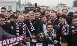 Depremzede çocukların yüzü Beşiktaş'ın hediyeleriyle güldü