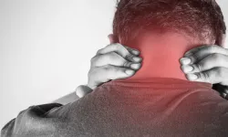 Ensede Şişlik Nedir? Arkada Ele Gelen Yumru Ne Anlama Gelir?