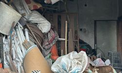 Evinden kamyonlar dolusu çöp çıkarılan 76 yaşındaki adam, çatıdan düşerek hayatını kaybetti