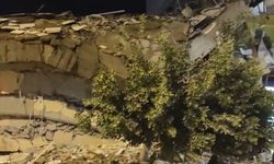 Hatay'da hasarlı bina yıkım esnasında çöktü