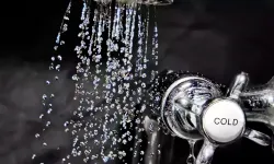 Her Gün Duş Almak Sandığınız Kadar Masum Değil! İleri Yaşlarda Cildiniz Alarm Veriyor