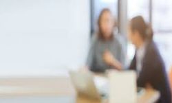 Gözünüz Bir Anda Sisli Mi Görüyor? Bulanık Görme Neden Olur ve Ne Zaman Ciddi Bir Sorunun Habercisidir?