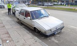İnegöl'de ehliyetsiz sürücü kaldırıma çarpıp kaçtı!