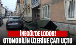 İnegöl'de lodos! Otomobilin üzerine çatı uçtu