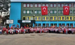 İnegölspor'dan öğrencilere binlerce forma ve eşofman desteği