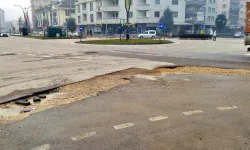 İnegöl’ün Mobilya Vitrininde Yol Çilesi! Asfalt Atmak Çok Zor Olmasa Gerek