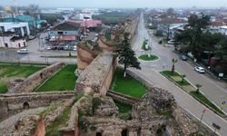 İznik'te tarihi surlara sprey boya ile yazılan yazılar tepki çekti!