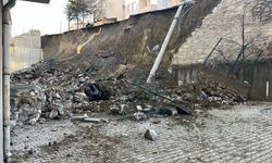 Kastamonu’da istinat duvarı çöktü, 7 araç zarar gördü