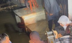 Manisa'da selde mahsur kalan 11 kişilik aileyi itfaiye kurtardı