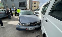 Polisten kaçan 14 yaşındaki sürücü minibüse çarpınca yakalandı