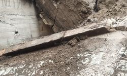 Sağanak yağmur okulun istinat duvarını yıktı