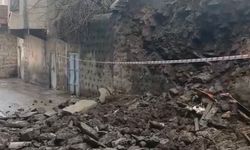 Şanlıurfa’da duvar çöktü: 2 çocuk saniyelerle kurtuldu