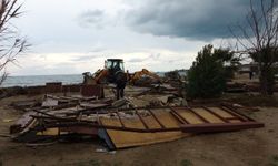 Side büyük plajda günübirlik 15 işletme yıkıldı