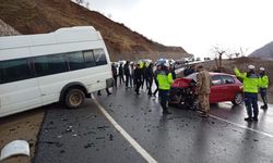 Siirt'te öğrenci servisi ile otomobil çarpıştı: 12 yaralı