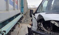 Van’da faciadan dönüldü! Tren ile okul servisi çarpıştı