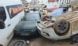 İnegöl’de Feci Kaza! Takla Atan Otomobil Park Halindeki Araçlara Çarptı, Çok Sayıda Yaralı Var