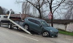 İnegöl’de cip refüje çarptı! 4 genç araçtan inerek olay yerinden uzaklaştı