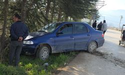 İnegöl’de otomobil ağaca çarptı