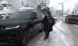 Yoğun kar yağışı nedeniyle Uludağ'a çıkanlara jandarma izin vermedi!