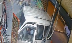 Ehliyetsiz sürücü önce kaza yaptı, ardından markete girdi