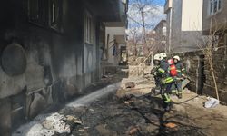 Kendini tehlikeye atan polis yangının büyümesini önledi