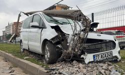 Bursa’da otomobil direğe çarptı: 2 kişi yaralandı