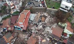 Fatih'te bitişik halde bulunan 2 gece kondu çöktü