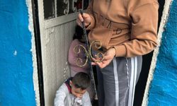 Fatih'te bina çökmesinde patlamanın etkisiyle demir parçaları evlere isabet etti