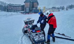 Uludağ’da sis ve kar etkili oldu! Zor anlar yaşayan kayakçılara JAK yetişti