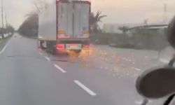 Bursa'da Aydınlatma Direğini Devirdi, Hasarlı TIR’la Kaçtı!