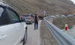 Yüksekova-Van Karayolunda "Kaya" Heyelan Ulaşımı Felç Etti