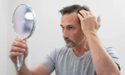 Aynaya Bakınca Saçlarınız Azalıyor Mu? Farkında Olmadan Yaptığınız Bu Hatalar Saçlarınızı Tek Tek Döküyor Olabilir!