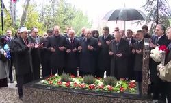 Bahçeli, Merhum Türkeş'in kabrini ziyaret etti