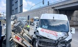 Bilecik'te halk minibüsü ile kırmızı ışık ihlali yapan kamyonet çarpıştı, 8'i hafif 9 yaralı