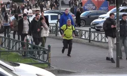 Bursa’da 66 yaşındaki esnaf iftara koşarak gidiyor