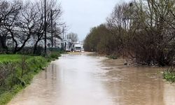 Bursa'da dere taştı, araçlar mahsur kaldı!