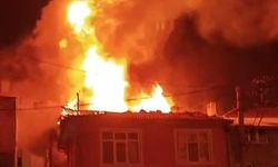 Bursa'da metruk binanın çatı katı alevlere teslim oldu