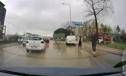 Bursa'da yol verme kavgası! 3 kişi sürücüye saldırdı