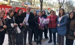 CHP İnegöl 8 Mart’ta kadınlara çiçek dağıttı