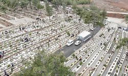 Deprem şehitliğinde hüzünlü bayram