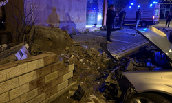 Kazada savrulan otomobil duvarı yıktı! 1’i ağır 5 yaralı