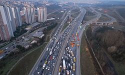 Eyüpsultan TEM'de zincirleme trafik kazası! Hafriyat kamyonu devrildi, iki araç bariyerlere çarptı