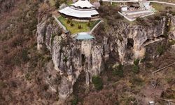 Genç kız 80 metre yüksekliğindeki cam terastan kendini boşluğa bıraktı