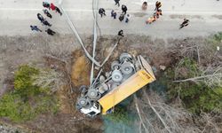 Direksiyon başında fenalaştı, hafriyat kamyonu şarampole devrildi