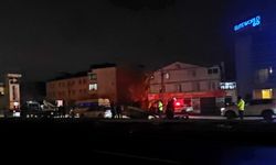 İnegöl Girişinde Kaza! Kontrolden Çıkan Otomobil Refüje Çarptı, 2 Yaralı