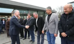 İnegöl’de Bayramlaşma Mesaisi: Protokol ve Vatandaşlar Kent Meydanı’nda Buluştu