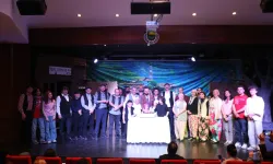 İnegöl’de Dünya Tiyatrolar Günü Sahneyle Kutlandı! “Komşu Köyün Delisi” Yoğun İlgi Gördü